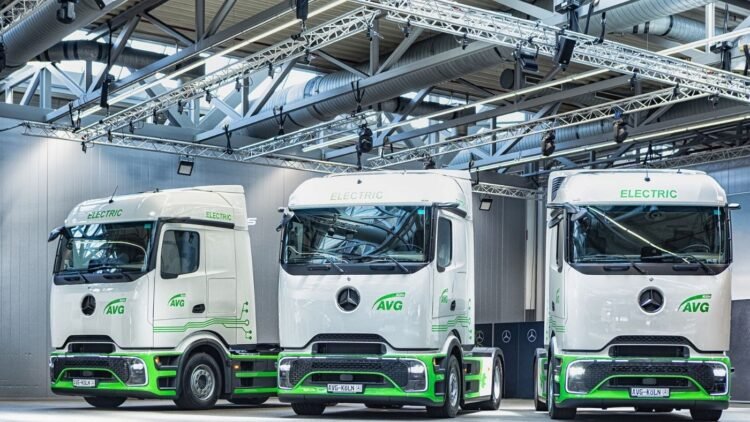 Mercedes-Benz Trucks entrega camiones eléctricos volquete a AVG Köln