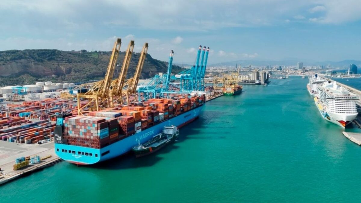 Repsol y Maersk realizan el primer suministro de bioetanol a un buque en el puerto de Barcelona. Foto: Port de Barcelona Repsol y Maersk realizan el primer suministro de bioetanol a un buque en el puerto de Barcelona