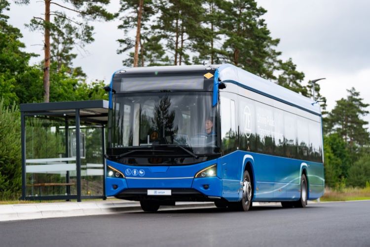 El sistema City Bus Assist ayuda a los conductores durante las aproximaciones a las paradas de autobús mediante la automatización de la asistencia a la dirección con un control de inclinación integrado para facilitar el acceso de los pasajeros.