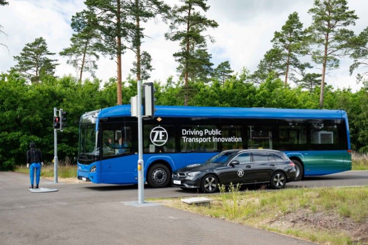 El sistema CMS de los autobuses urbanos puede detectar vehículos, ciclistas y peatones para ayudar a mitigar o evitar colisiones.