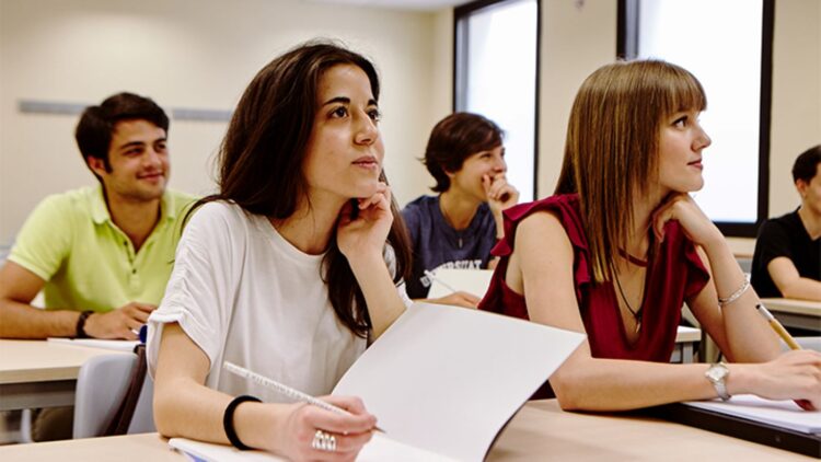 La habilidad que distingue a los estudiantes universitarios más exitosos: aprender por cuenta propia