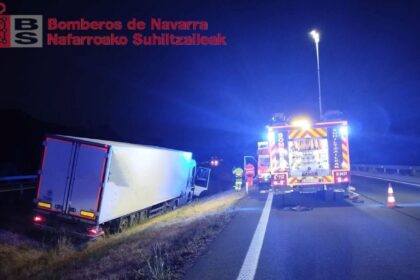 Herido un camionero de 66 años tras sufrir una salida de vía en la AP-15